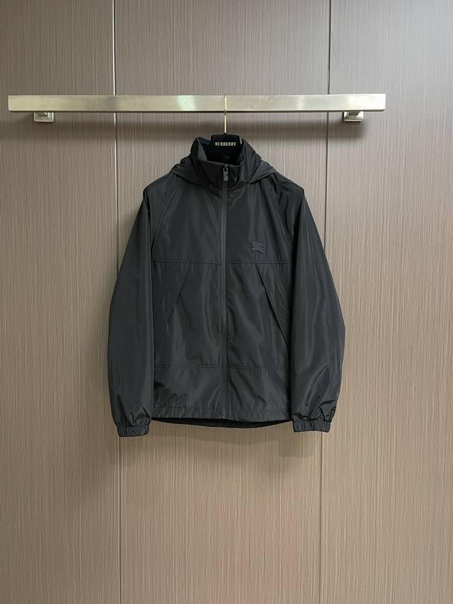 Burberry 2025Ss春夏新款轻便连帽外套，选用由尼龙面料制成，设计有可调式抽绳连帽以及双拉链设计！胸前点缀骑士战马胶质仔章。完美提高整体高度。完美的彰