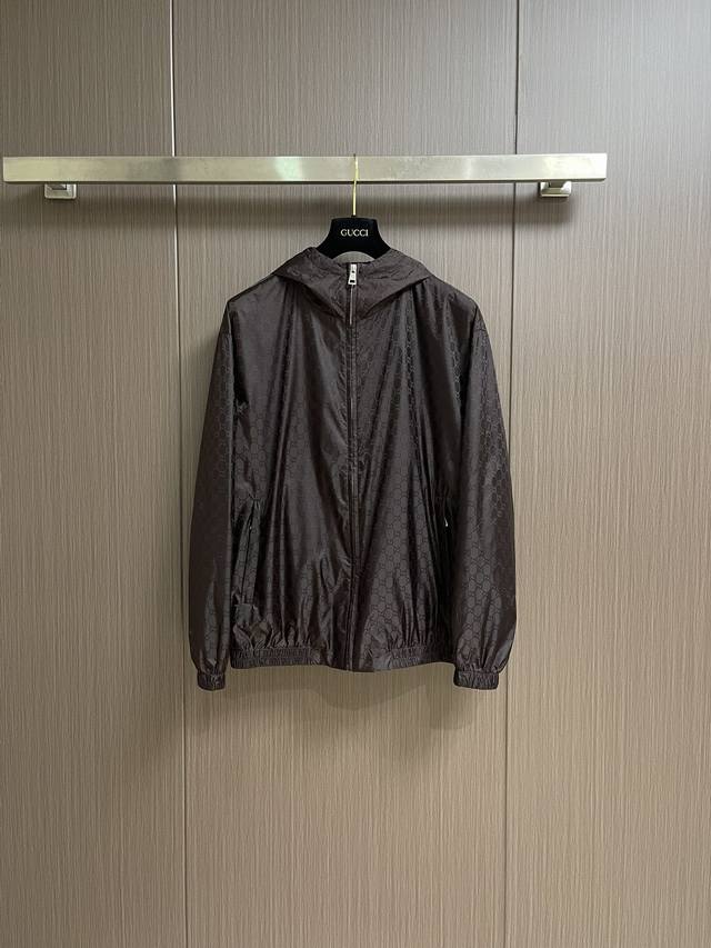 Gucci 2025Fw早秋新款满印提花连帽长袖夹克外套，新款夹克以驼色和深棕色匠心打造，通体缀饰切丝，尽释别致风韵。定制经典互扣面料，双面设计风格各异。正面拉