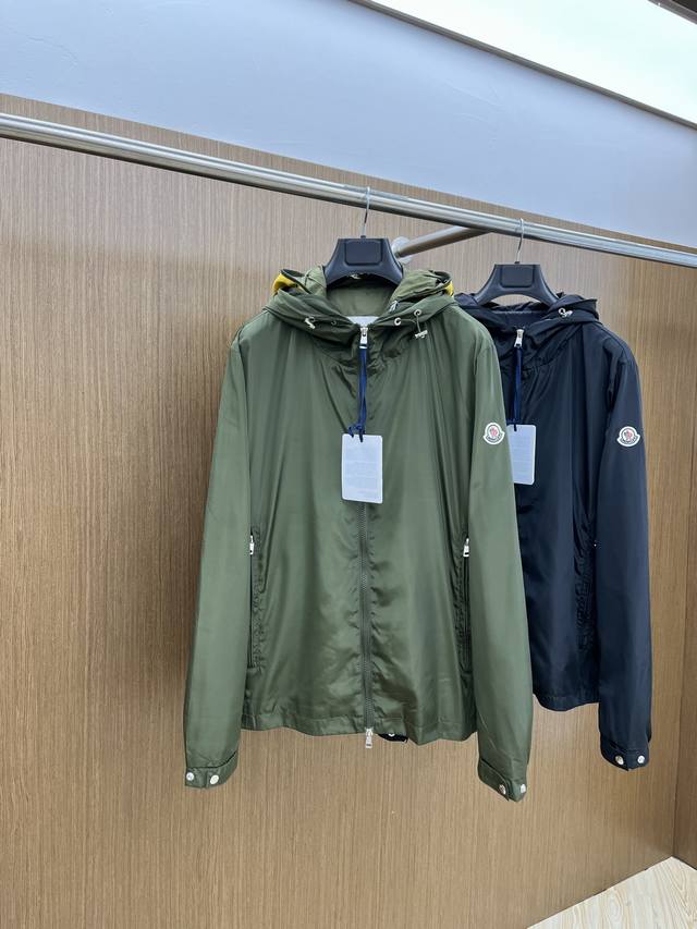新品 Mon2570独家专供新款连帽夹克外套，时尚简约夹克、高端潮流时尚外套 透气舒适度高，细节无可挑剔，品牌元素设计理念，体现高品质。呈现休闲裁剪，上身版型超