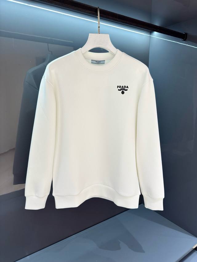 普拉达 2025Fw最新款印花签名连帽卫衣定制430克纯棉卫衣面料，不起球不褪色 质感舒适抗皱耐磨亲肤柔软。胸前植绒印花签名设计，美式街头元素风格帽领，袋鼠袋装