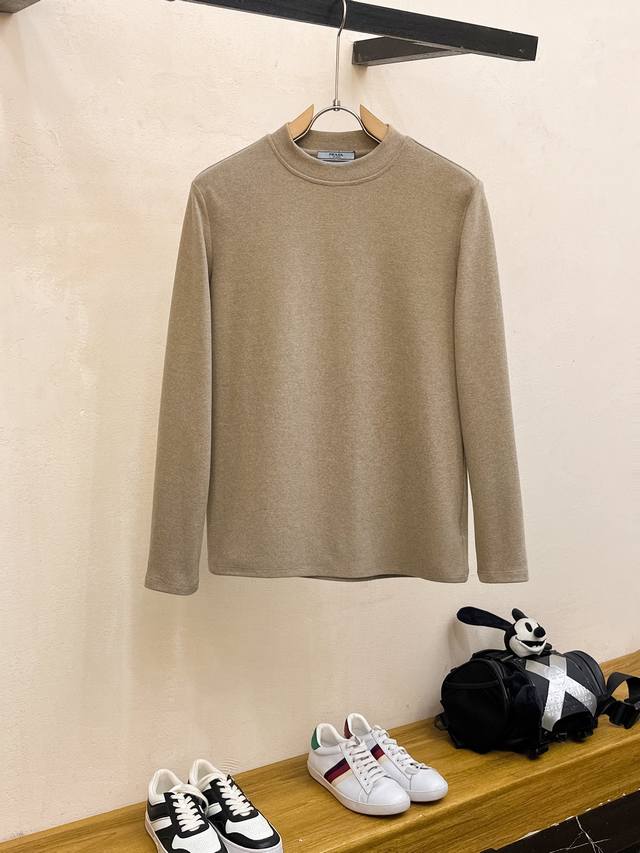 适合干洗 普拉达 秋冬经典原版1:1定制鹿皮绒纯色卫衣，多种穿法，可做打底，真正冒尖儿的好货色！大硬货！ 这样的绒面皮料在制革工艺过程中非常难得 ，特别是进入秋