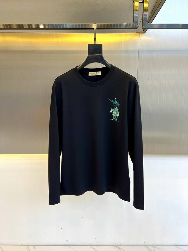 早春现货抢先发售 Bur巴宝莉、2025早春最新款圆领打底长袖T恤，面料采用双面高支兰欧棉材质，入手便知非常柔软，上身亲肤感 极好！面料带有很好的弹力，舒适透气