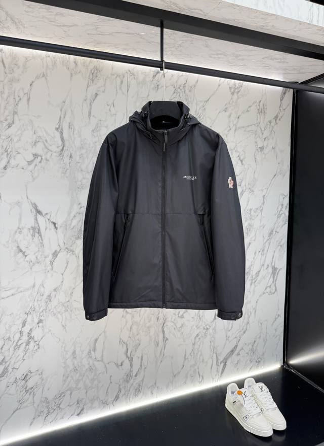 放货价 Moncler 羽绒服2025最新款时尚设计师款羽绒外套.处处细节显工艺足够的高级 结构性剪裁的设计改变来展现男士多样的形象变化，修身利落、剪裁合体，满