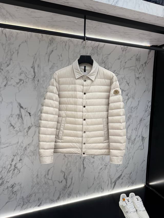 放货价 Moncler 羽绒服2025最新款时尚设计师款羽绒外套.处处细节显工艺足够的高级 结构性剪裁的设计改变来展现男士多样的形象变化，修身利落、剪裁合体，满
