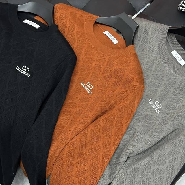 华伦天奴秋冬新款针织羊毛衫，配色标识条纹工艺设计！钩织标识条纹修饰，设计经典配色钩织设计！柔软绵密的毛圈肌理，贴身穿着透气亲肤舒适，色彩靓丽、吸睛时髦度爆棚，与