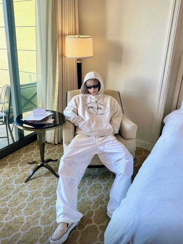 Prada普拉达 Ss23 字母Logo印花连帽长袖卫衣 男款 自然色 原版购入开发 面料颜色定制出品，采用32S单纱+26S鱼鳞底 G纯棉面料 水洗后手感无比