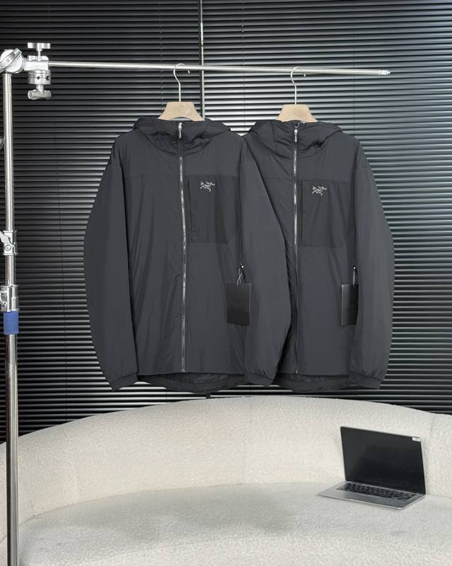 Arc‘Teryx 始祖鸟单色 Proton Lt Hoody羽绒棉服户外登山情侣保暖外套连帽休闲上衣 Proton Hoody 以其硬挺耐磨的面料、出色的防风