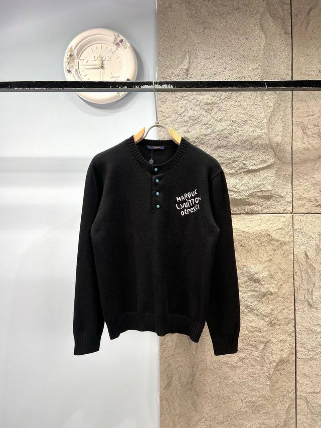 上新 顶级品质 Louis Vuitton 路易威登，2025秋冬季新品 Lv驴家刺绣Logo圆领半开领毛衣针织衫外套男女同款 ！ 刺绣标识圆领毛衣 *精选混纺