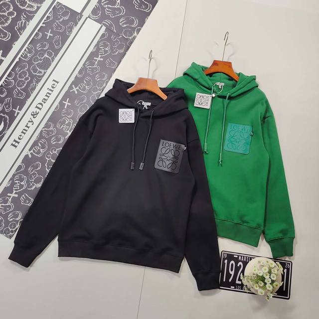 尺码S-Xl精选好货 罗意威Loewe连帽卫衣25Fw 贴小牛皮口袋连帽卫衣 男女高定走秀同款 轻奢主义 男女日常通勤穿搭必备单品 正确版本 欢迎对比 详细特征