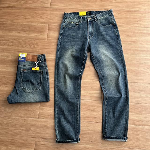 发 ！Lee家男士商务秋冬加厚款牛仔裤，立体裁剪直小筒版型，微弹力客供面料，原厂五金，丝般顺滑Ykk拉链，金属皮牌，通勤休闲穿着上身立显档次，特别打造的高端牛仔