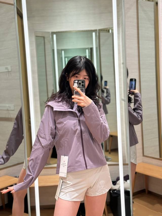 丁香紫模特图 -Lulu2025款早秋新款，女士运动夹克防晒防水冲锋衣短外套，可挡小雨， 经典剪裁的小短款显得比例很好。