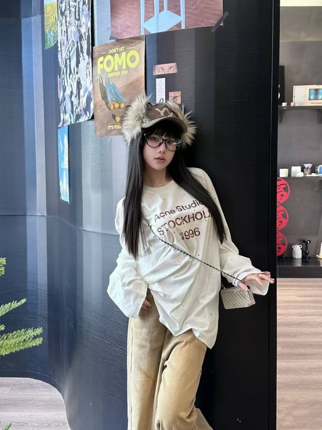 Ac烫钻长袖T恤 谁会拒绝一件Acne白色的钻钻长袖T 白色钻钻太好看啦 满意今日 Oot D颜色，图片色 S胸围104肩宽47袖长54衣长70 M胸围108肩