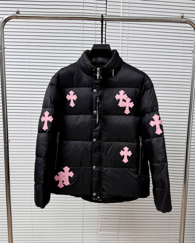 Ch克罗心十字架小羊皮拼皮皮标刺绣Remake做旧银饰羽绒服 十字架贴皮,皮料甄选1.0Mm厚羊皮 水染成色 五金辅料全部开模定制 镀银五金 区别市面合金五金  Ch克罗心十字架小羊皮拼皮皮标刺绣Remake做旧银饰羽绒服 十字架贴皮,皮料甄选1.0Mm厚羊皮 水染成色 五金辅料全部开模定制 镀银五金 区别市面合金五金