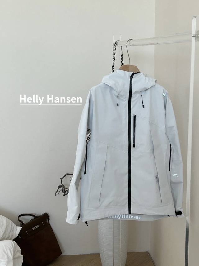 Helly Hansen海丽汉森 硬壳户外冲锋衣连帽外套 全溢胶版本 男女同款 面料:采用原版一比一定织定染Gore-Tex硬壳三合一面料。防雨,防风,防撕裂,  Helly Hansen海丽汉森 硬壳户外冲锋衣连帽外套 全溢胶版本 男女同款 面料:采用原版一比一定织定染Gore-Tex硬壳三合一面料。防雨,防风,防撕裂,