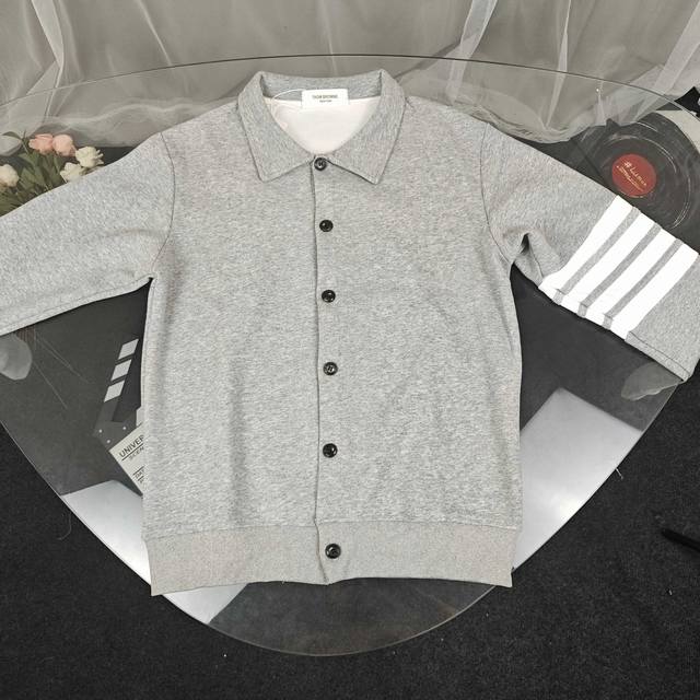 白灰撞色双袖标长袖 采用进口正品织带 采用进口设备缝制 针距细密 高清还原细节 自家品牌工厂P流水线生产 工序复杂 针距细密 走线整齐 颜色:图片色 尺码:M-  白灰撞色双袖标长袖 采用进口正品织带 采用进口设备缝制 针距细密 高清还原细节 自家品牌工厂P流水线生产 工序复杂 针距细密 走线整齐 颜色:图片色 尺码:M-