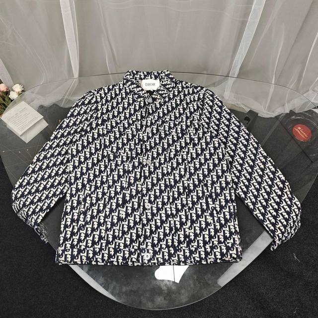 Dior 迪奥满印提花工装牛仔夹克外套 定织定染提花面料 重工水洗上身柔软舒适 大厂做工 走线工整 标志性满印提花品牌Logo 男女同款 颜色：图片色 尺码：M