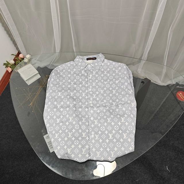 Louis Vuitton 路易威登Lv满印提花口袋牛仔外套 定织定染提花面料 重工水洗上身柔软舒适 大厂做工 走线工整 标志性品牌Logo 男女同款 颜色：图