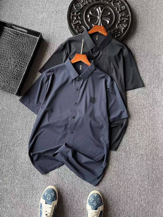 顶级专柜锦棉！ 人气爆款！Loewe 罗意威专柜新品无痕短袖衬衫！恒隆在售万元级，款号： 9 罗意威家今年最新冰氧锦棉面料，摸起来柔软细腻，贴身冰爽舒适，自带体