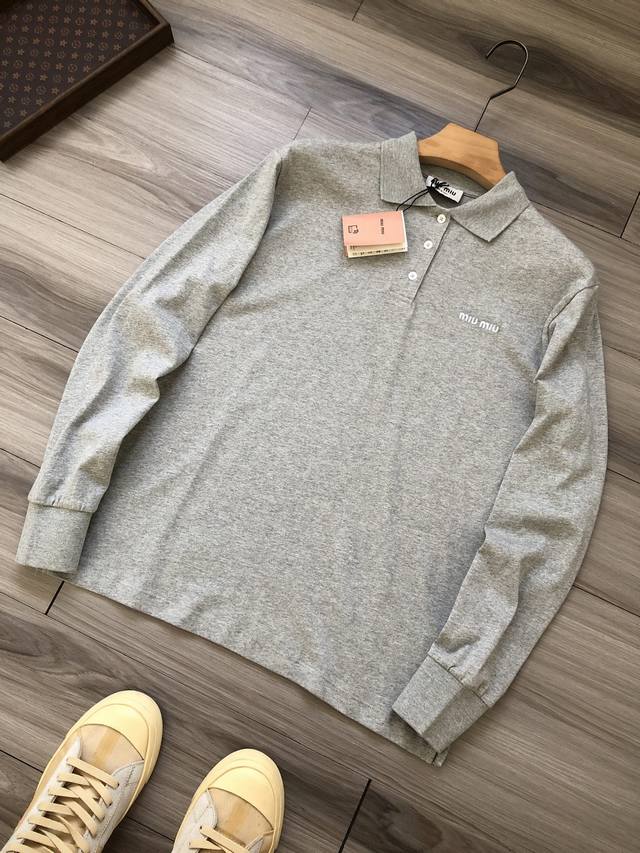 Miu Miu 缪缪 Ss25 徽标字母Logo刺绣 男女款 商务通勤时尚休闲 平纹针织翻领长袖衫. 颜色：灰色. 尺码：S M L Xl. 材质：纯棉平纹针织