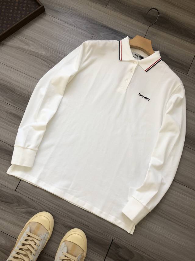 Miu Miu 缪缪 Ss25 徽标字母Logo刺绣 男女款 商务通勤时尚休闲 撞色翻领长袖Polo衫. 颜色：白色. 尺码：S M L Xl. 材质： G纯棉
