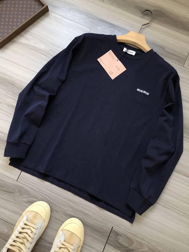Miu Miu 缪缪 Ss25 徽标字母Logo刺绣 男女款 商务通勤时尚休闲 螺纹针织袖口 圆领长袖T恤. 颜色：藏青. 尺码：S M L Xl. 材质：水洗