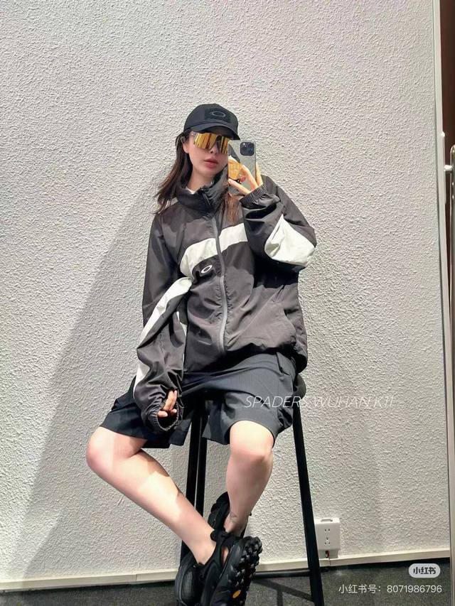 Oakley 欧克利Enhance Aclife Wind 25Fw最新轻质户外三防冲锋拼接夹克外套 情侣款 得物毒家版本好货来袭，原版开模打造，高强度尼龙纱线