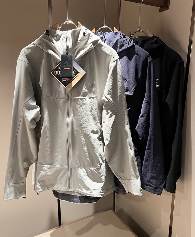 Loro Piana诺悠翩雅 2025秋冬男士套装，最新的贸易订单全品相！！网红款！上身舒适透气，不僵硬，整体有着丰富的立体感，品质出口订单，定制专属聚酯纤维面