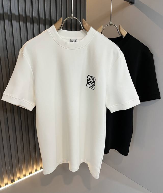 Loe*We罗*威 2025秋冬男士短袖打底衫，意大利原厂订单渠道，极具个性高级风，标志Logo图案刺绣工艺设计！最新时尚潮流人气产物驾到，又是一款简约高级的时