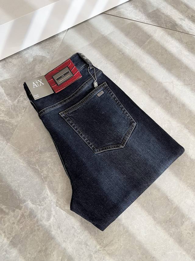 Arman阿*尼2025秋冬新款男士小直筒牛仔裤，贸易公司订单！官网同步 经典之作很好搭配衣服哦 怎么穿都很有味道 原版进口复古牛仔布面料 柔软手感 真正的低调