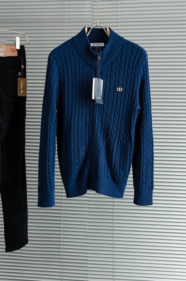 New# Di#Or 迪 奥 2025Fw秋冬新品高端品质顶级版本 ！男士高端简约羊绒羊毛混纺开衫毛衣 羊毛衫# 通体的设计完美融合走极简主义的路线，亦庄亦谐，