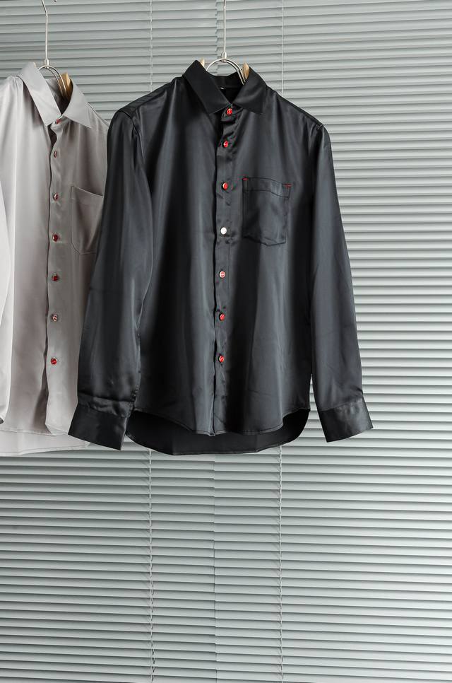 New# Kiton2025新品 流光质感缎面面料，休闲定制纽扣免烫男士典雅纯色翻领长袖衬衫 真的是秋季必备款了，抗皱耐磨免烫好打理，真的是把重心都放在了面料上