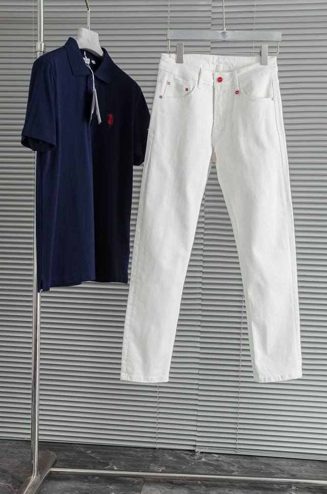 New# Kit# On 男士时装款商务休闲丹宁牛仔裤，25年春夏新品，巴黎秀场演绎款！！ 高端奢华且非常牛掰的一款丹宁裤装，前插袋饰有当季品牌刺绣体标识，颇具
