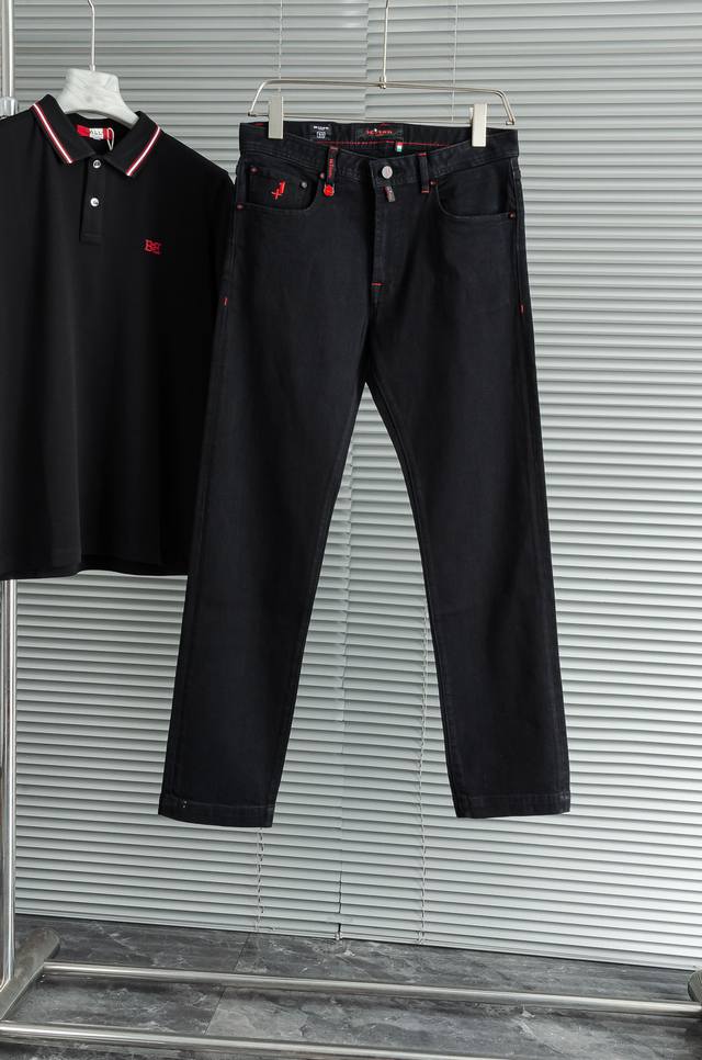 New# Kit# On 男士时装款商务休闲丹宁牛仔裤最新出品，巴黎秀场演绎款！！ 高端奢华且非常牛掰的一款丹宁裤装，前插袋饰有当季品牌刺绣体标识，颇具艺术性，