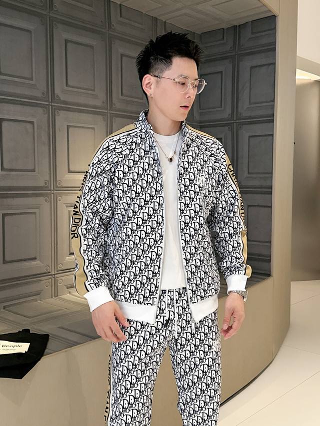 迪奥 *顶级套装版型 Y2025秋冬款顶级进口私货，内里完美包边，上身舒服 无刺感 高端定制进口面料 排列工艺拉链开衫套装，专柜款时尚不失奢华 品质毋庸置疑 上