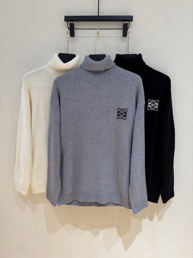 Loewe 经典款秋冬高领最新系列！专柜1:1顶级复刻，顶级版本！厚薄适中，可以穿一整个冬天 潮人必备单品！懂货的老铁赶紧下手 面料：100%羊毛！尺码：M-3