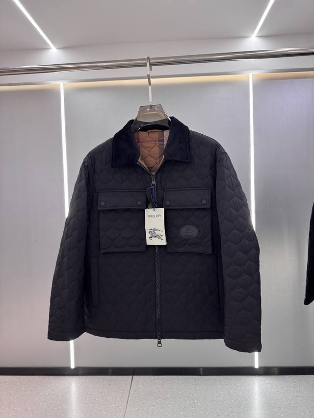 25秋冬新品#Bbr秋冬男士棉衣格纹夹克外套~ 此款棉服夹克取材客供进口材质制成面料手感厚实密度极高具有防刮耐磨的优越特性，并且这种面料，抗皱性非常出色，立挺抗