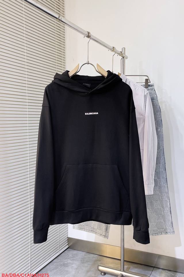 H275 Babalenciaga 巴黎#经典款. 前后经典Logo字母刺绣长袖连帽卫衣. 秋冬季砖柜同步。 面料采用巴黎Zp定织定染全棉双纱大卫衣.克重450