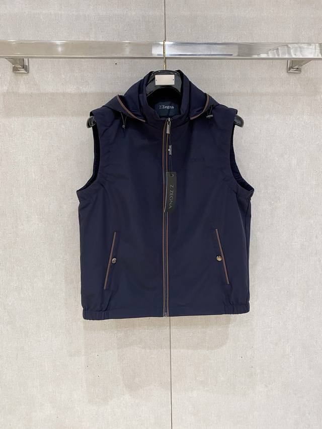 杰尼亚 马甲 外套新品 爆款 2025秋冬新款爆款专柜新款休闲时尚夹克 超前卫设计风格 细腻舒适 穿着非常轻便不易起皱。多重重工艺 整体的设计颇具视觉感，上身休