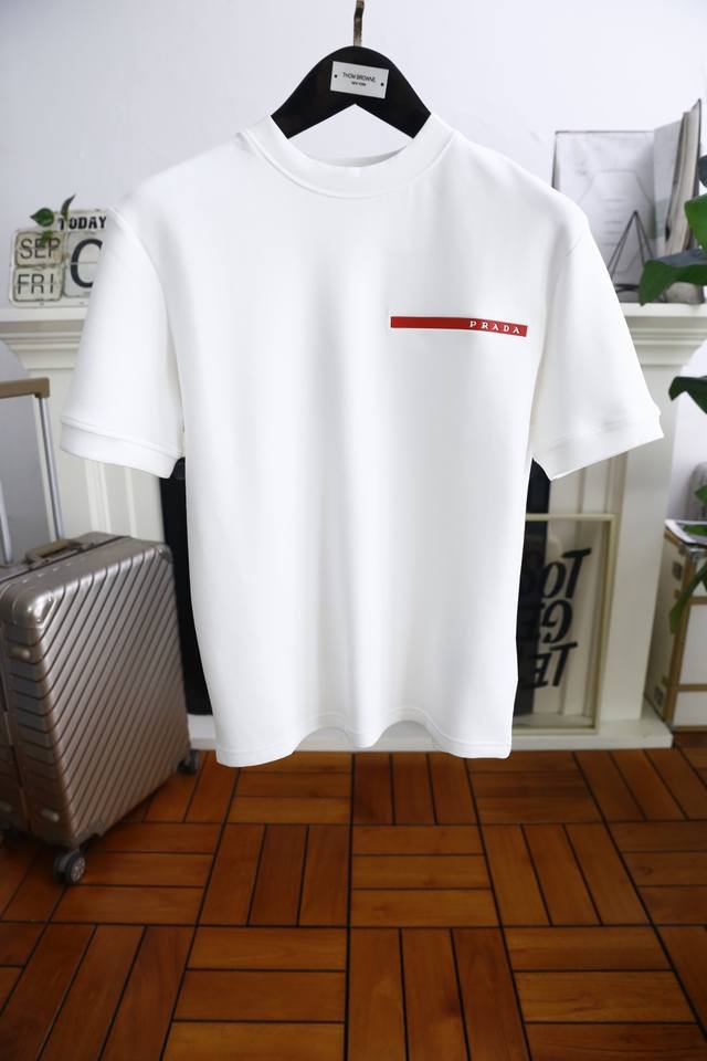 普拉* Pr*Da. 2025秋季新品时尚男士休闲圆领短袖时尚单品设计，更加时尚舒适，高标准定制，上身非常有型，胸前奢华品牌原版字母Logo图案 客供辅料，客供