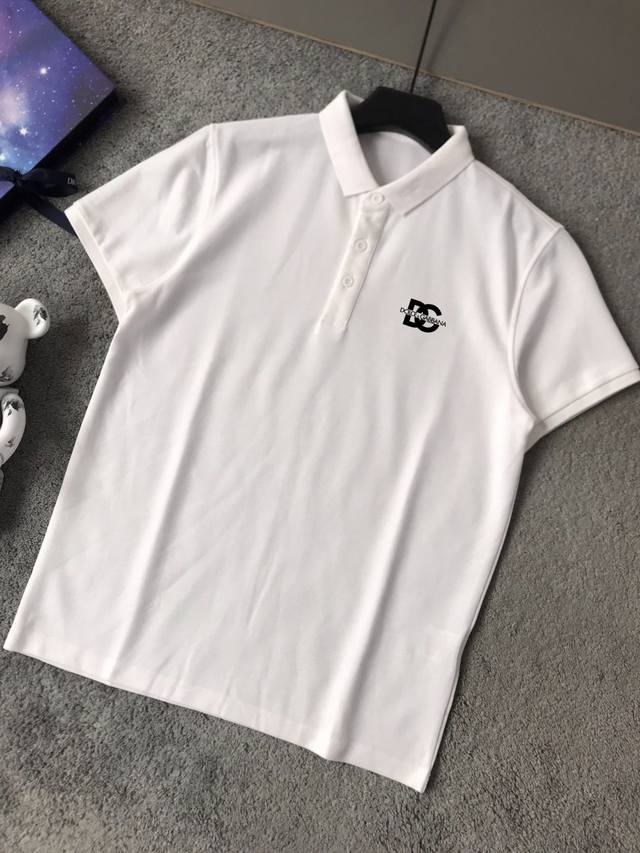 Dg 官网夏款男士短袖翻领Polo衫 高端T恤 官网同步 定制进口丝光珠地棉面料 穿着舒适、丝滑透气 超重工 胸前Logo图案设计 百搭商务休闲款 让您时尚休闲