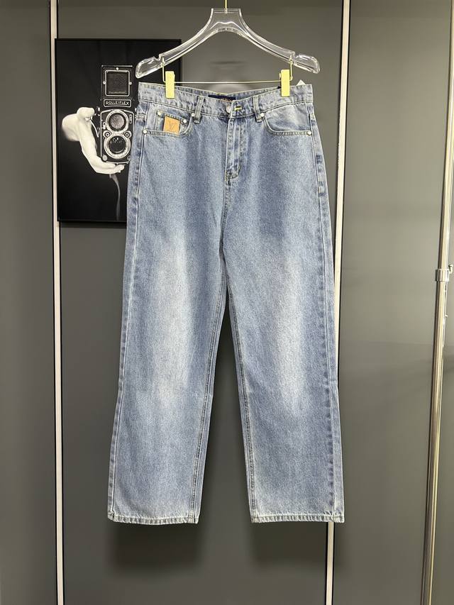 路易 Lv 25Ss早春新款 刺绣字母牛仔长裤 轻奢主义 男女日常通勤穿搭必备单品 正确版本 随意对比 详细特征 采用480克牛仔布料 砂洗日本丹宁布勾勒醒目明