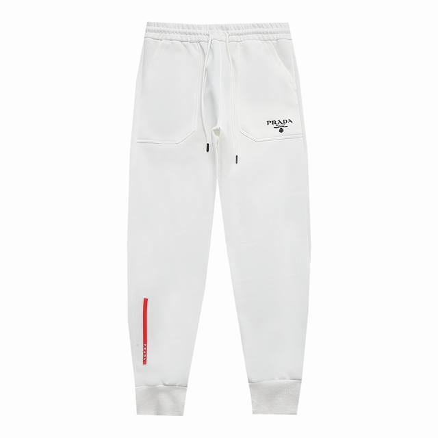 Prada 普拉达 2025秋冬新款 数码喷印字母Logo 定制字母皮条 工装风口袋 采用高克重华棉面料 男女同款 休闲长裤 颜色：白色 尺码：Xs S M L