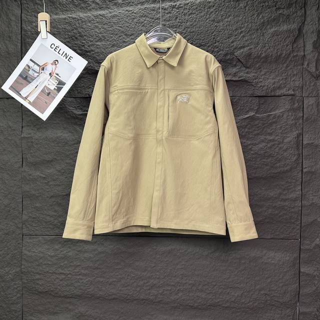 小鸟2025新款口袋刺绣Logo情侣款翻领夹克外套 高版本高版本 面料采用聚酯纤维特殊复合防水面料 网红明星同款 高版本 高 品质 面料防水处理，耐磨、轻薄、透