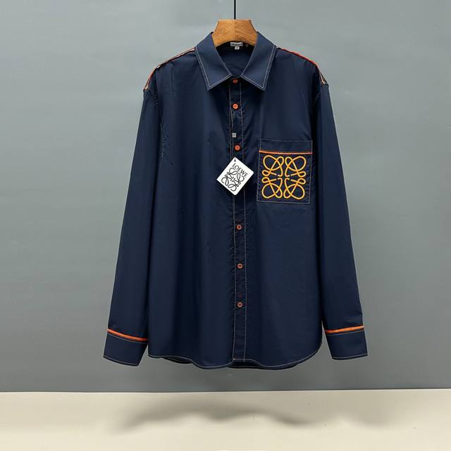 Loewe 罗意威 刺绣衬衫 定制经典40支平纹仿天丝巴黎衬衫面料 宽松版型 上身立体 线条流畅自然 从肩线到腰线再到下摆 线条过渡平滑 没有多余的褶皱或堆积