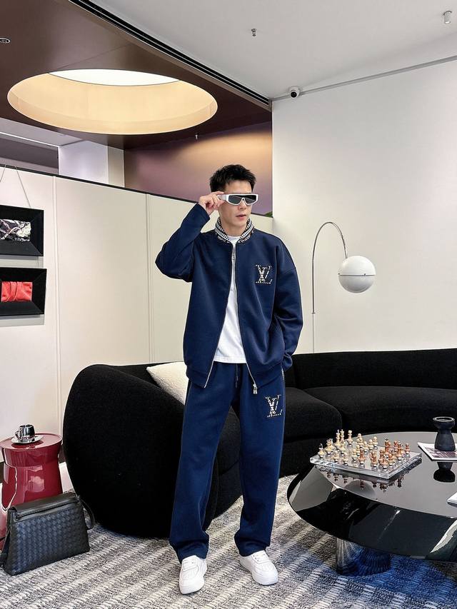 L牌* 套装版型M-Xxxl 顶级宝蓝套装毛织提花领拉链款休闲套装，个性Logo绣花经典提花口袋融合百搭专柜款套装，阳光绒顶级精工制做融合辅料打造，经典3标齐全