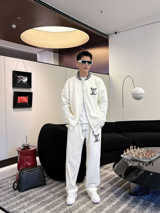 L牌* 套装版型M-Xxxl 顶级白色套装毛织提花领拉链款休闲套装，个性Logo绣花经典提花口袋融合百搭专柜款套装，阳光绒顶级精工制做融合辅料打造，经典3标齐全