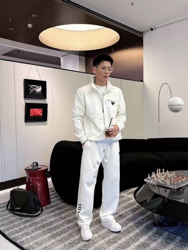 Prad*套装版型M-Xxxl 顶级拼接金属三角标口袋拉链字母Logo拼接休闲套装，经典黑白融合百搭专柜款套装，顶级精工制做融合辅料打造，潮男时尚，无论是上身舒