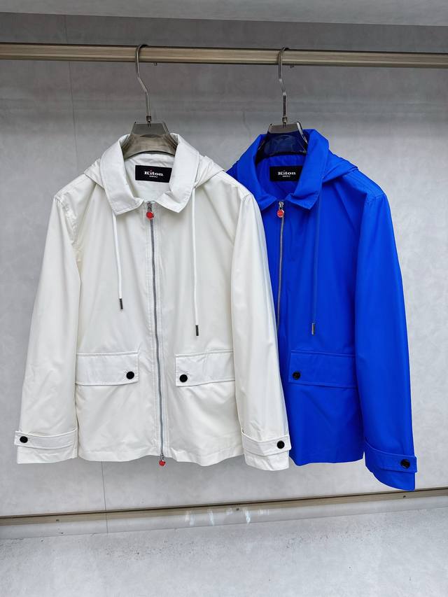Kiton 新款来袭 简约时尚设计带帽搭配小红扣拉链翻领式，可拆卸方便携带，简约大气，轻松适配各种基础款内搭；穿上瞬间变身街头焦点。小红扣拉链是整件的点睛之笔，