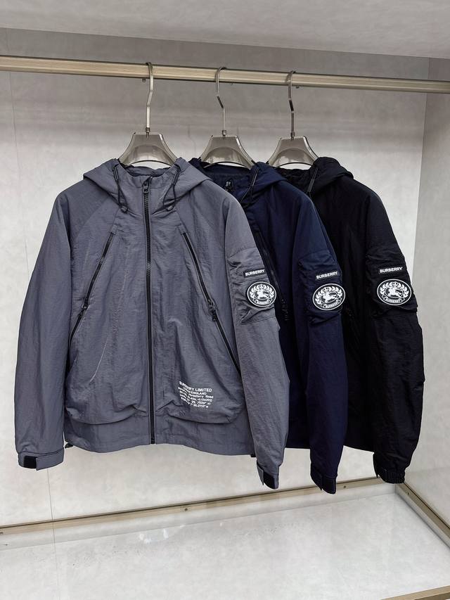 巴宝莉Burberry2025Ss早秋新款发布加棉连帽风衣外套，字母老花 秋季爆款外套，穿上就是舒适自在又显瘦的存在，慵懒而随性，结合干净简单的色系就特别耐看，