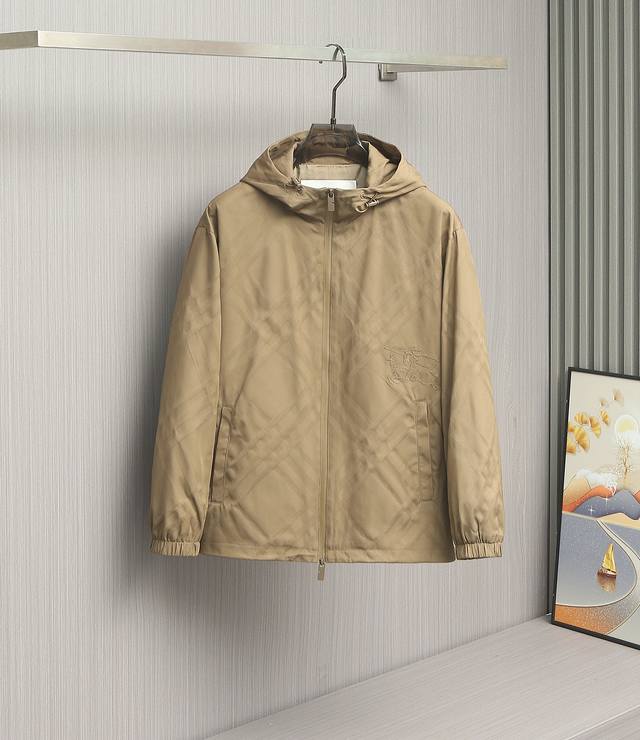 Bur25秋冬尼绒提花薄棉夹克。经典与时尚的完美碰撞！ 最新工艺尼绒提花斜纹高定材质，手感立体，连帽抽绳随风舞动，勾勒出慵懒而自在的轮廓。经典格纹如时光的笔触，